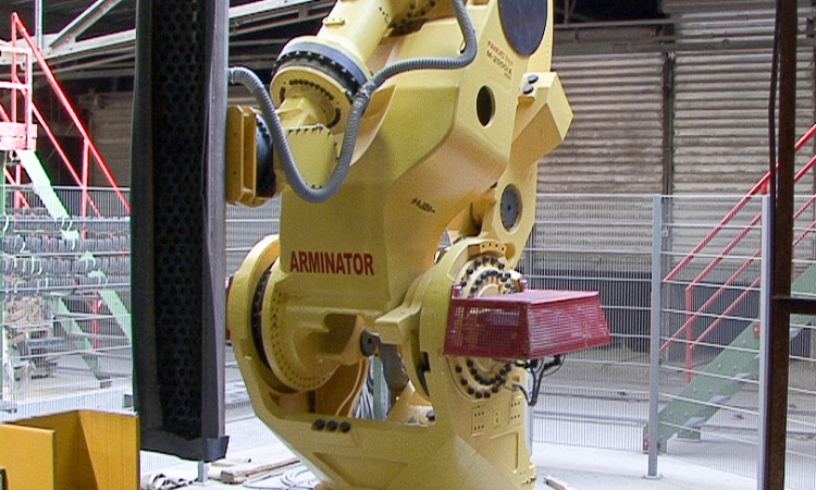 Robot for interlocking pipes