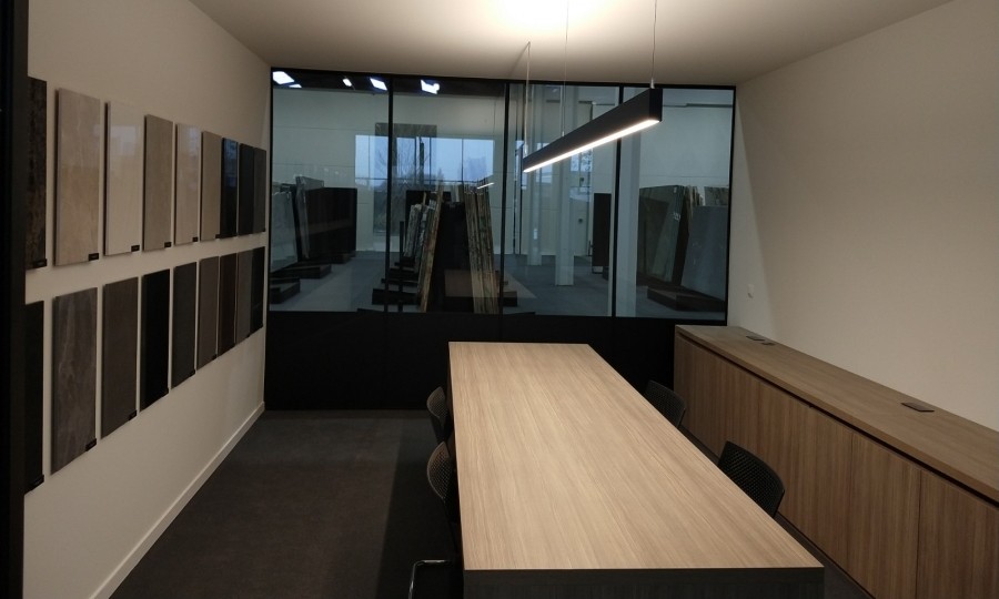 Moderne vergaderzalen en relighting van de showroom bij Brachot